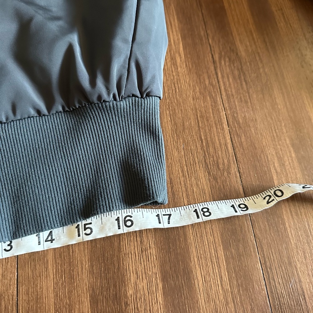 ALO Yoga Squad Jacket (Grey)
Bomber jacket 
Fits like a medium - Picture 8 of 9